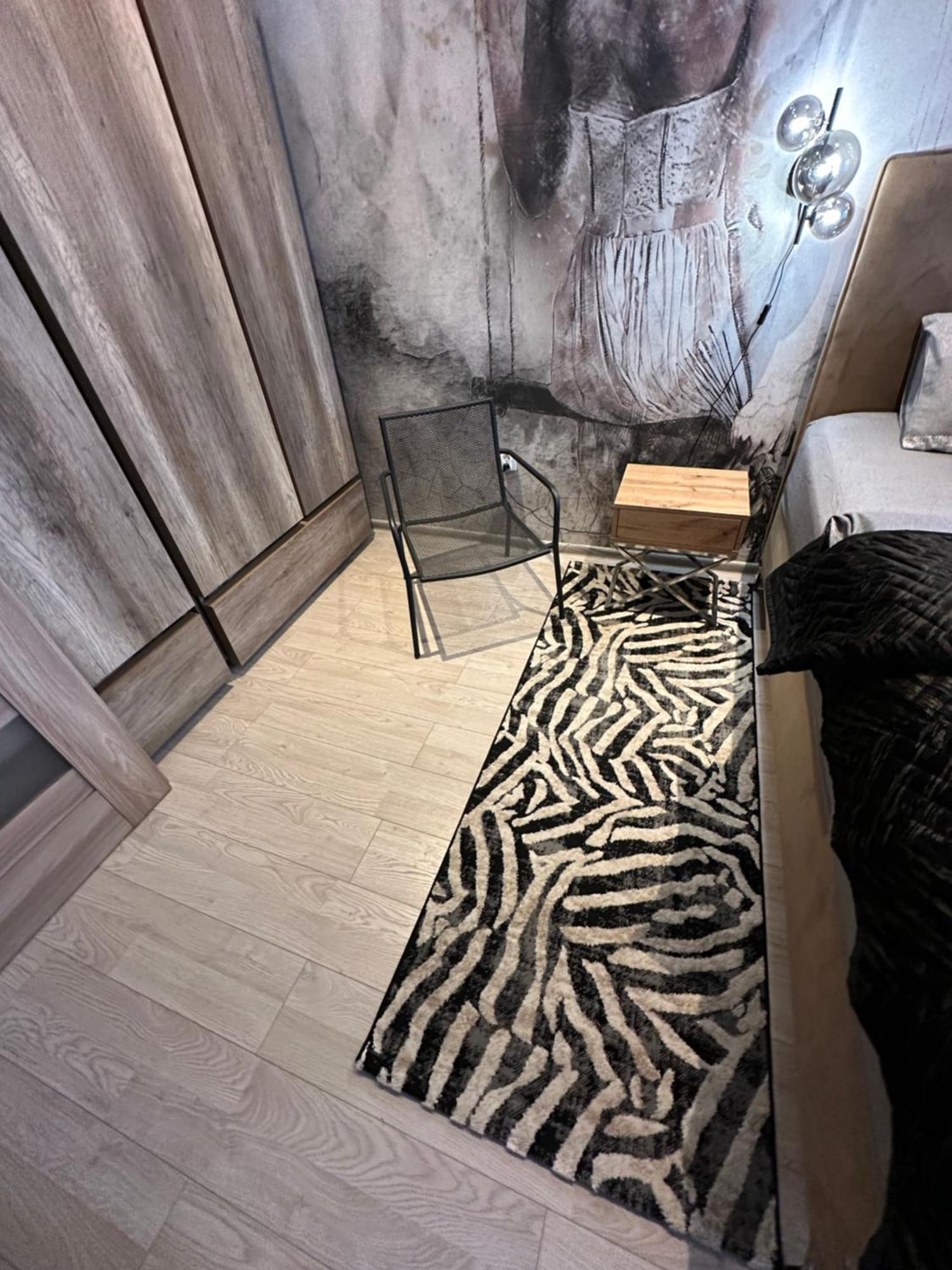 The Mirrors Apartment