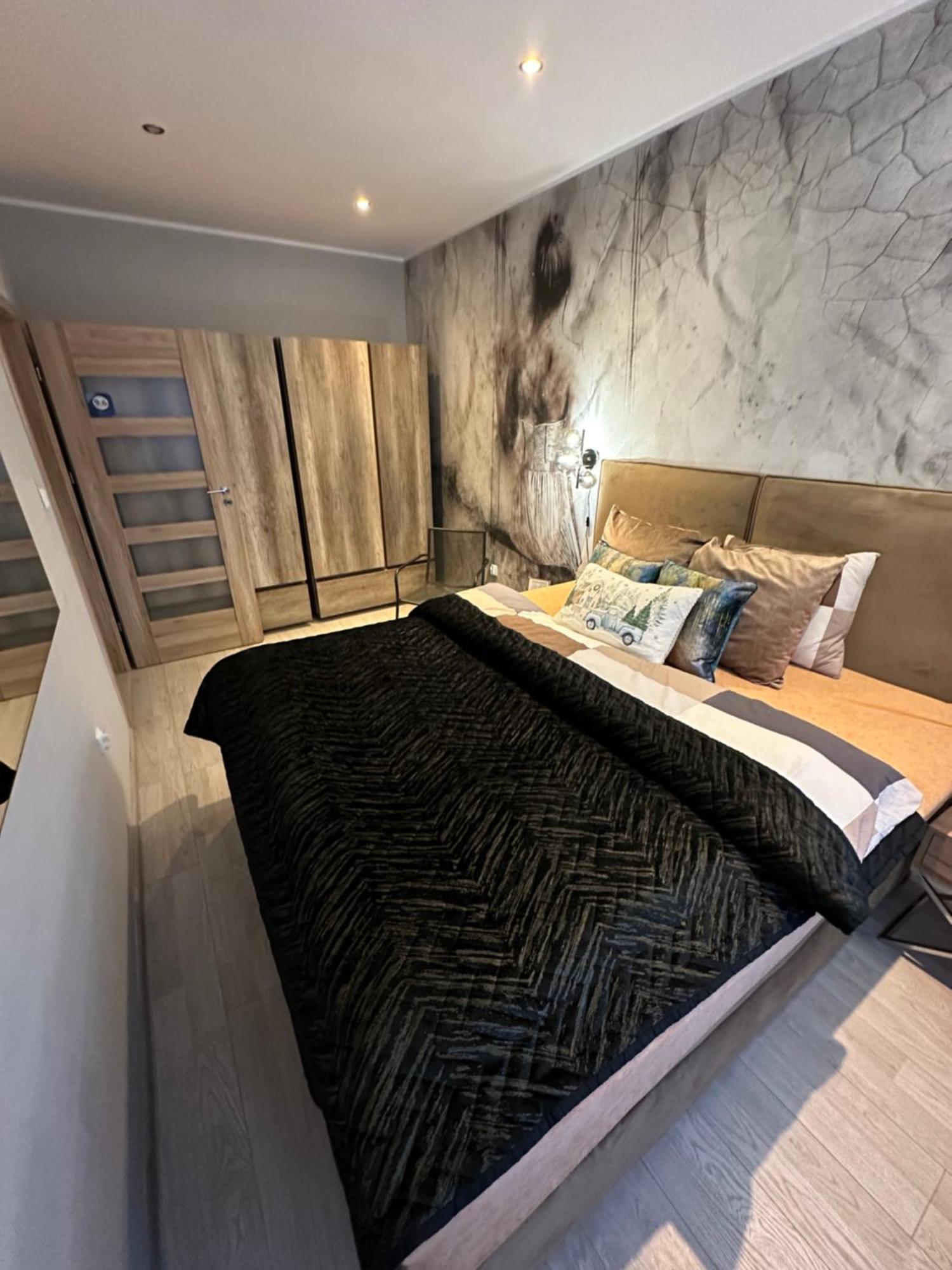 The Mirrors Apartment